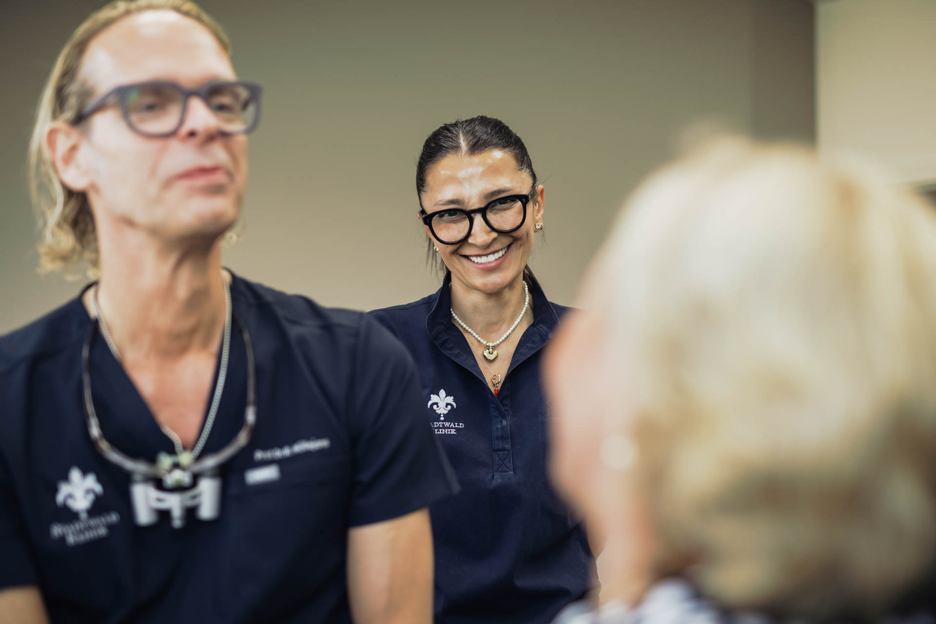 Behandlungsteam im Gespräch mit der Patientin in der Stadtwald Klinik