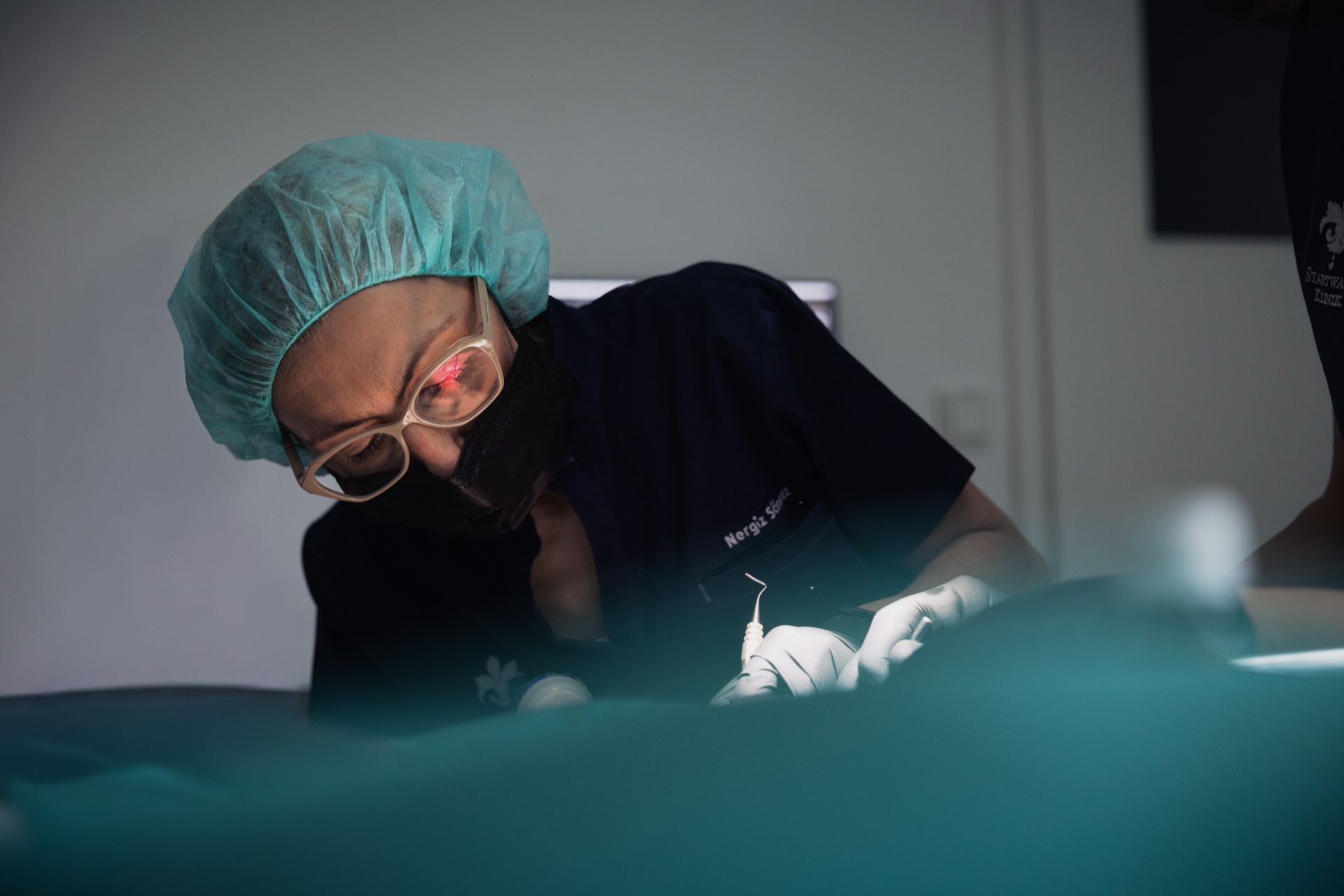 Chirurgischer Eingriff im OP-Saal der Stadtwald Klinik