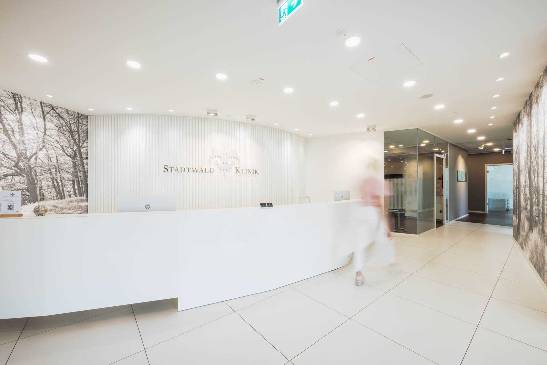 Empfangsbereich der Stadtwald Klinik vor der Body-Contouring-Beratung