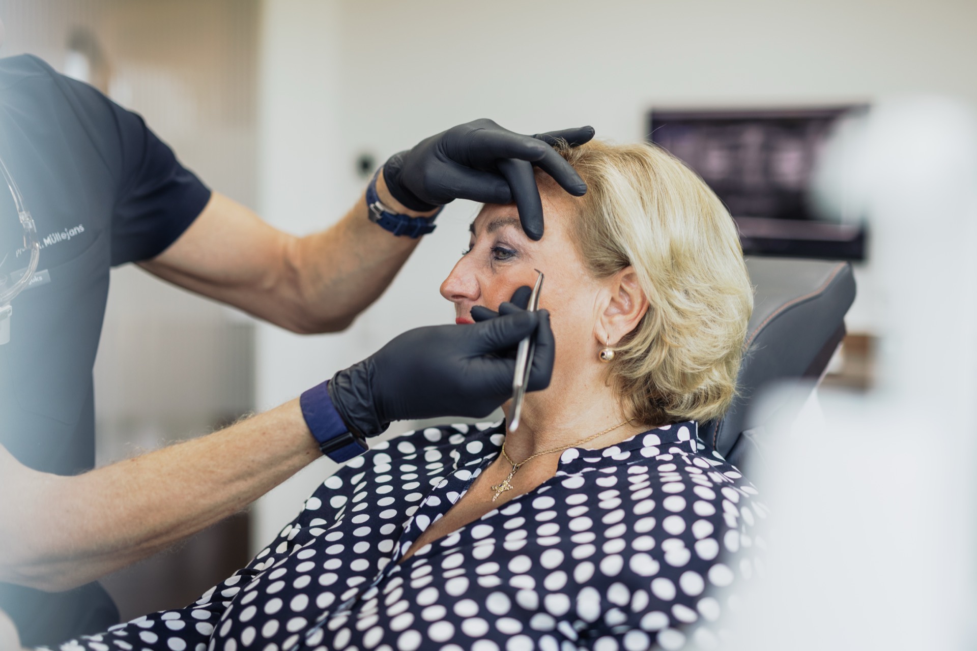 Untersuchung der Augenpartie im Profil vor der Lidstraffung in der Stadtwald Klinik