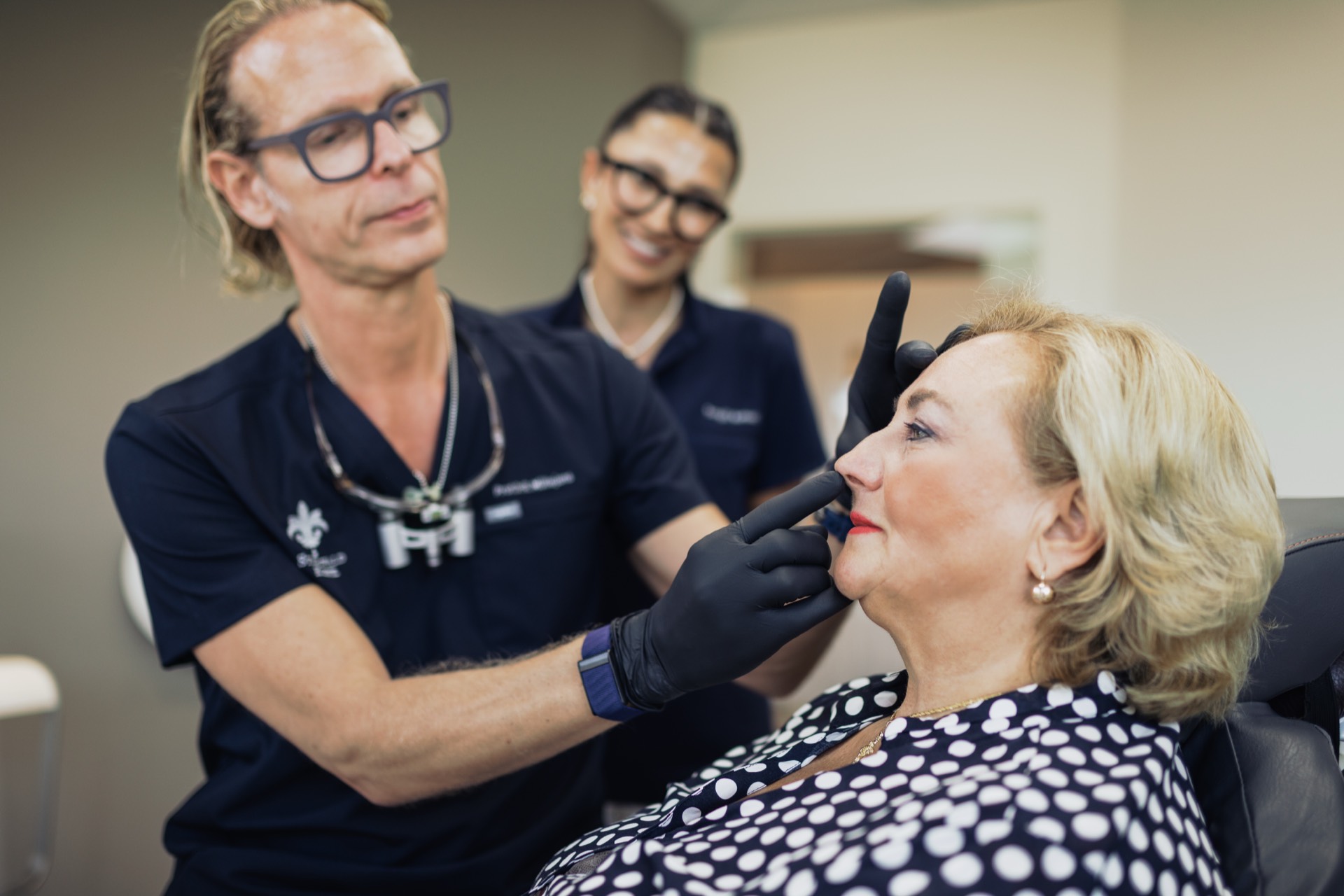 Untersuchung der Nase durch den Chirurgen und sein Team in der Stadtwald Klinik