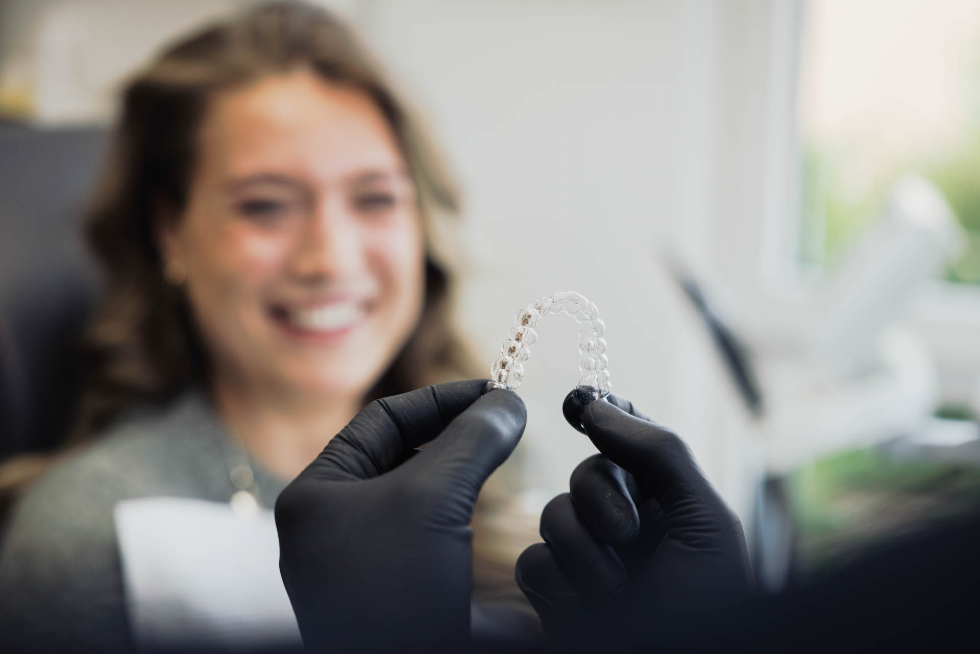 Patientin mit Aligner in der Stadtwald Klinik