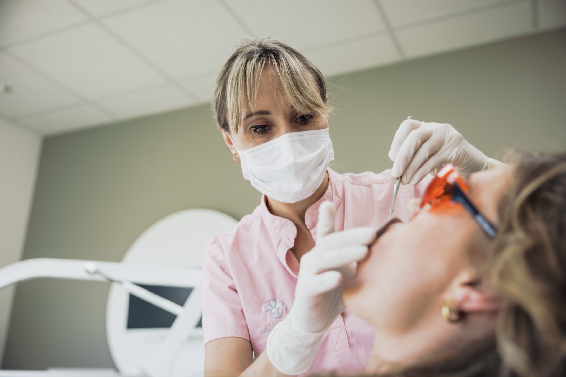 Zahnärztliche Behandlung im Rahmen des Bleachings in der Stadtwald Klinik