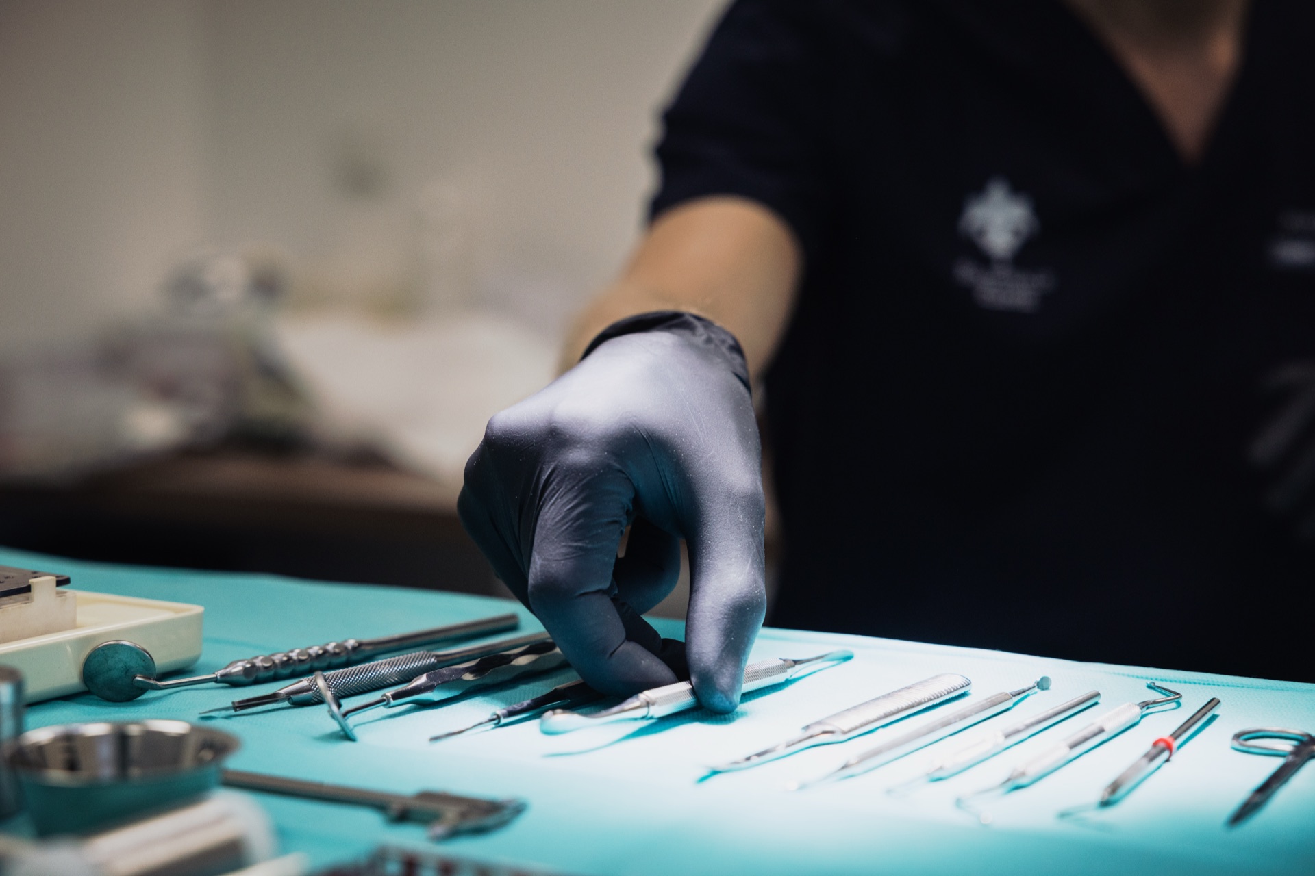Bereitgelegte Instrumente für die Wurzelkanalbehandlung in der Stadtwald Klinik