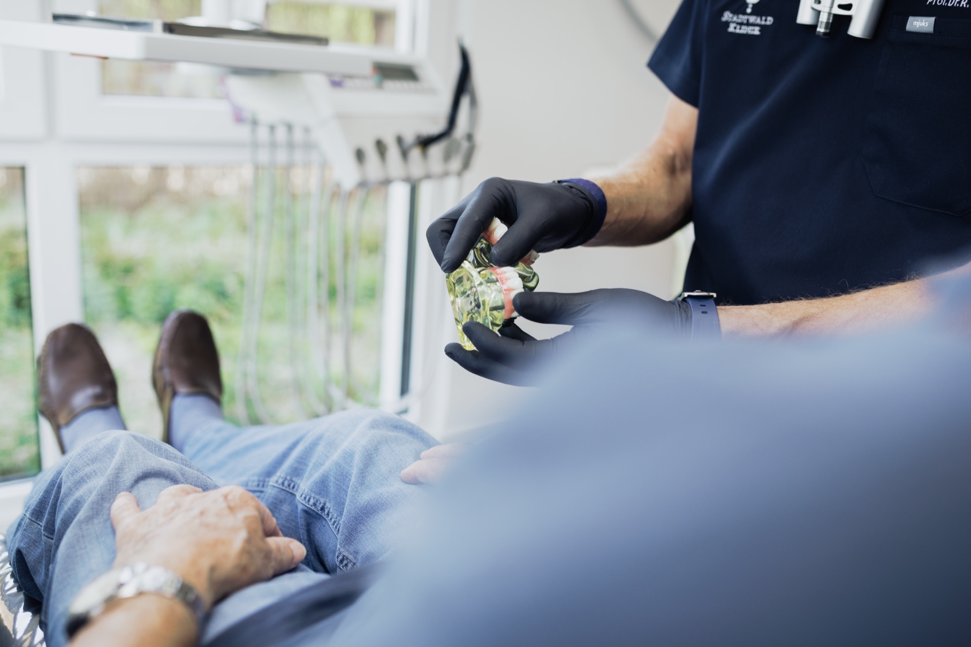 Implantatberatung im Behandlungsraum der Stadtwald Klinik