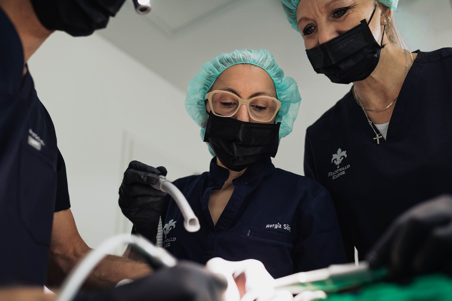 Behandlungsteam bei der Abszessbehandlung in der Stadtwald Klinik